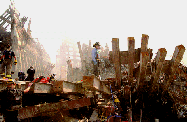 Brandweerlieden op de puinhopen van het WTC